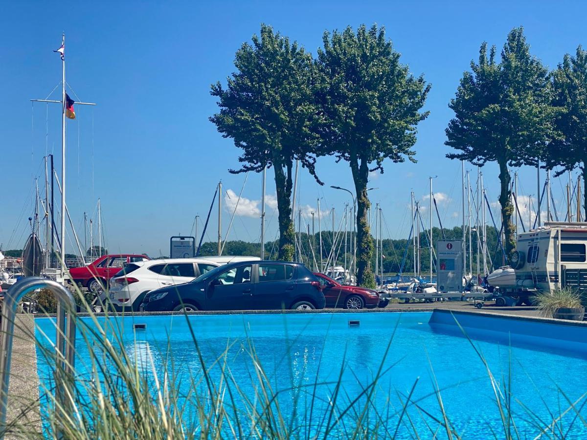 ホテル Hausboot Mit Traumlage In Luebeck-Travemuende エクステリア 写真